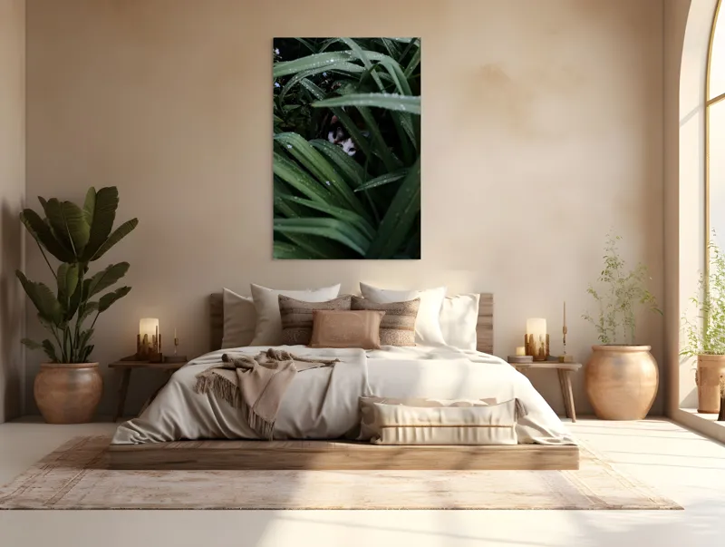 Tablou Canvas, "Pisica ascunsă printre frunze verzi", Frunze, Pisică, Privire, Plante, Picături, Verde, Ascuns, Natură, 100 x 150 cm – poza 3
