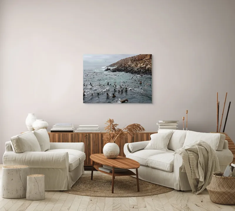 Tablou Canvas, "Colonie de foci la malul stâncos", Lei, Mare, Stânci, Apă, Cer, Păsări, Colonii, Viețuitoare, Natură, Ocean, Vânt, Ecosistem, Insulă, Mediu, Sălbatic, 100 x 70 cm – poza 3