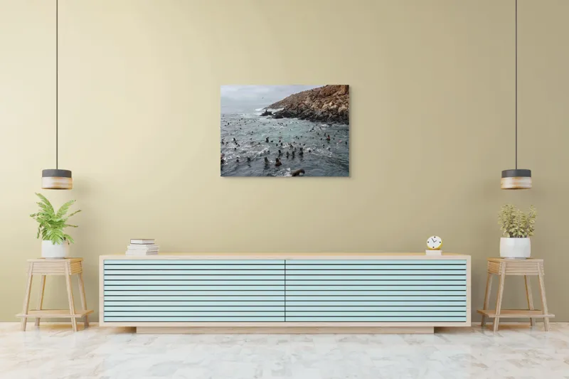 Tablou Canvas, "Colonie de foci la malul stâncos", Lei, Mare, Stânci, Apă, Cer, Păsări, Colonii, Viețuitoare, Natură, Ocean, Vânt, Ecosistem, Insulă, Mediu, Sălbatic, 100 x 70 cm – poza 4