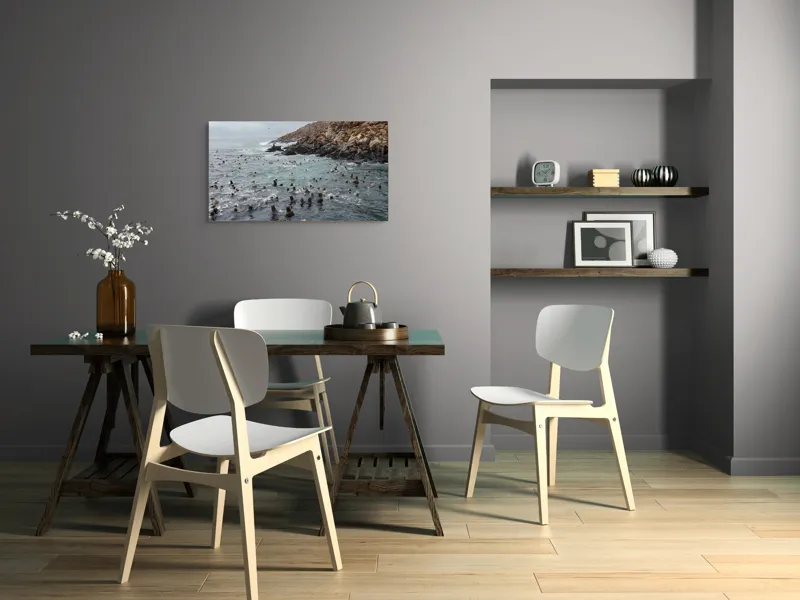 Tablou Canvas, "Colonie de foci la malul stâncos", Lei, Mare, Stânci, Apă, Cer, Păsări, Colonii, Viețuitoare, Natură, Ocean, Vânt, Ecosistem, Insulă, Mediu, Sălbatic, 90 x 50 cm – poza 3