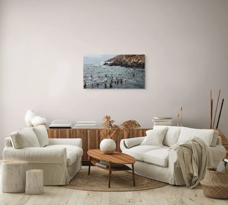 Tablou Canvas, "Colonie de foci la malul stâncos", Lei, Mare, Stânci, Apă, Cer, Păsări, Colonii, Viețuitoare, Natură, Ocean, Vânt, Ecosistem, Insulă, Mediu, Sălbatic, 90 x 50 cm – poza 4
