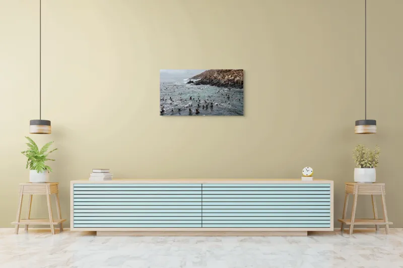 Tablou Canvas, "Colonie de foci la malul stâncos", Lei, Mare, Stânci, Apă, Cer, Păsări, Colonii, Viețuitoare, Natură, Ocean, Vânt, Ecosistem, Insulă, Mediu, Sălbatic, 90 x 50 cm – poza 5