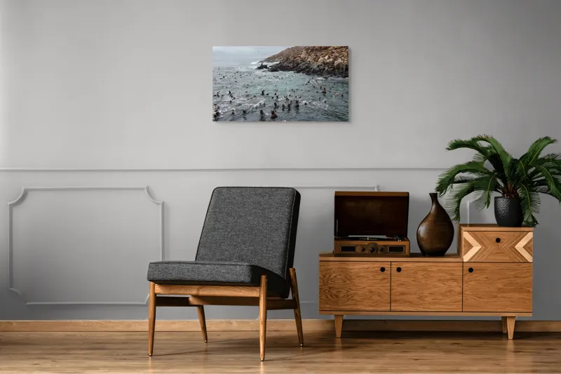 Tablou Canvas, "Colonie de foci la malul stâncos", Lei, Mare, Stânci, Apă, Cer, Păsări, Colonii, Viețuitoare, Natură, Ocean, Vânt, Ecosistem, Insulă, Mediu, Sălbatic, 90 x 50 cm – poza 6