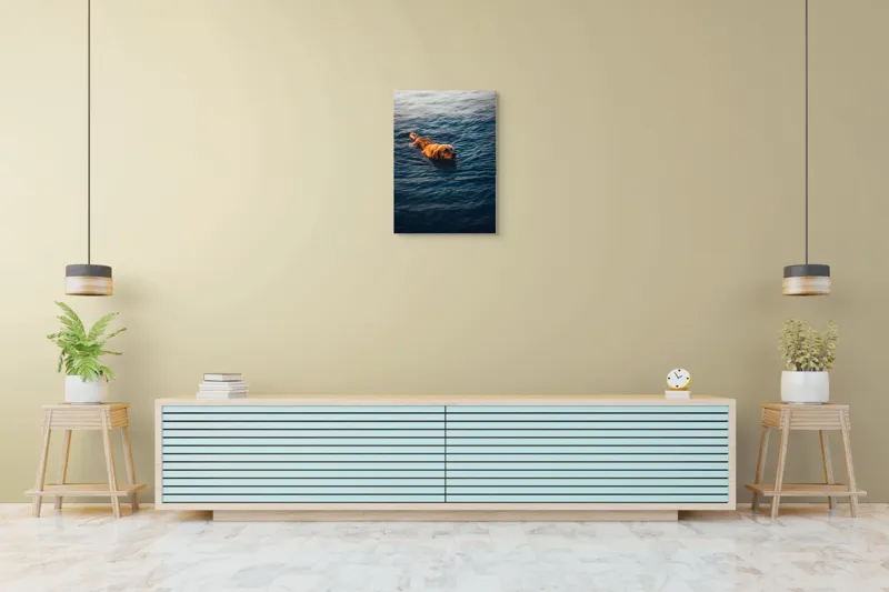 Tablou Canvas, "Câinele înotător în luciul apei", Câine, Apă, Înot, Blană, Auriu, 50 x 70 cm – poza 6