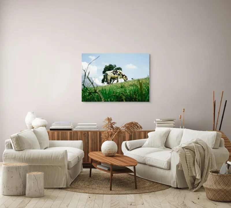 Tablou Canvas, "Vacă pășunând pe dealul verde", Nori, Vaci, Iarbă, Copac, Cer, Peisaj, Natură, Tranquilitate, 100 x 70 cm – poza 3