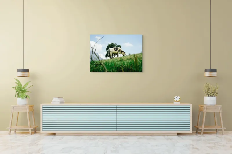 Tablou Canvas, "Vacă pășunând pe dealul verde", Nori, Vaci, Iarbă, Copac, Cer, Peisaj, Natură, Tranquilitate, 100 x 70 cm – poza 4