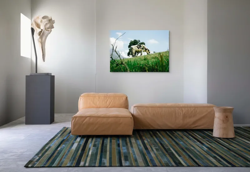 Tablou Canvas, "Vacă pășunând pe dealul verde", Nori, Vaci, Iarbă, Copac, Cer, Peisaj, Natură, Tranquilitate, 100 x 70 cm – poza 7