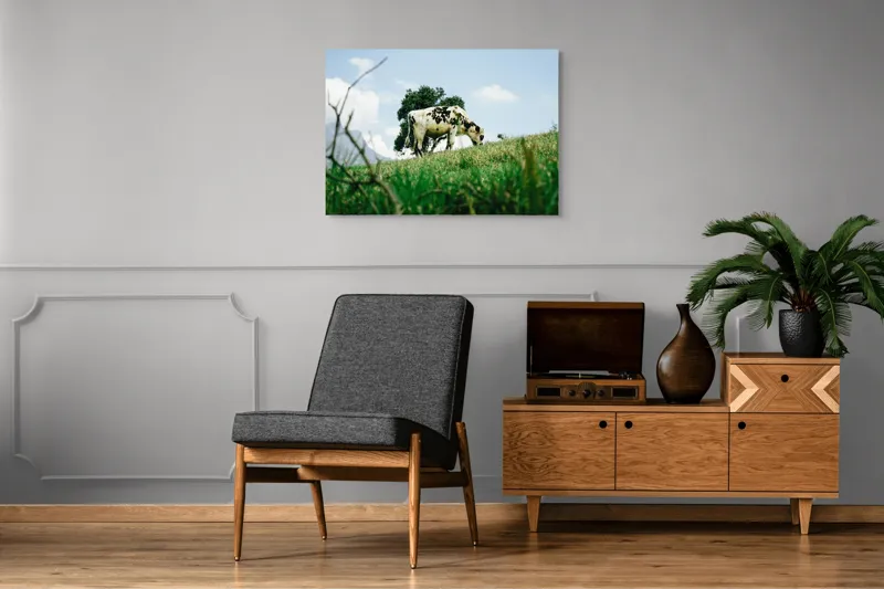 Tablou Canvas, "Vacă pășunând pe dealul verde", Nori, Vaci, Iarbă, Copac, Cer, Peisaj, Natură, Tranquilitate, 100 x 70 cm – poza 8