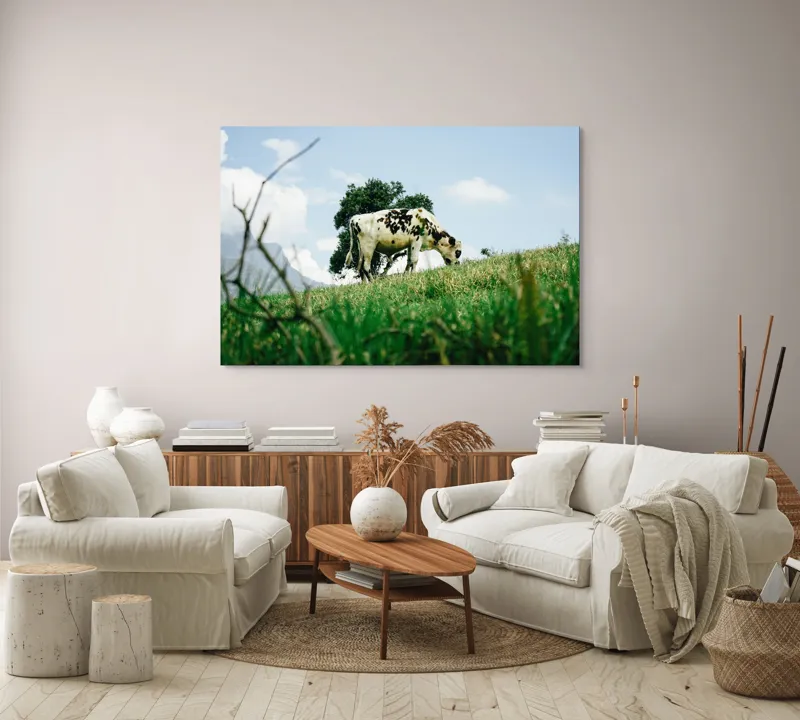 Tablou Canvas, "Vacă pășunând pe dealul verde", Nori, Vaci, Iarbă, Copac, Cer, Peisaj, Natură, Tranquilitate, 150 x 100 cm – poza 3