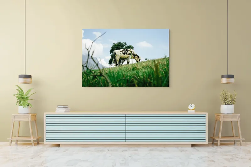 Tablou Canvas, "Vacă pășunând pe dealul verde", Nori, Vaci, Iarbă, Copac, Cer, Peisaj, Natură, Tranquilitate, 150 x 100 cm – poza 6