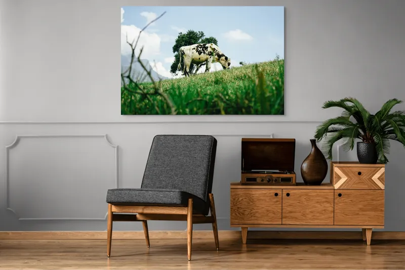 Tablou Canvas, "Vacă pășunând pe dealul verde", Nori, Vaci, Iarbă, Copac, Cer, Peisaj, Natură, Tranquilitate, 150 x 100 cm – poza 8