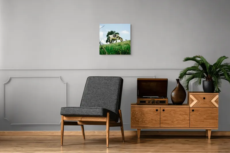 Tablou Canvas, "Vacă pășunând pe dealul verde", Nori, Vaci, Iarbă, Copac, Cer, Peisaj, Natură, Tranquilitate, 50 x 50 cm – poza 6