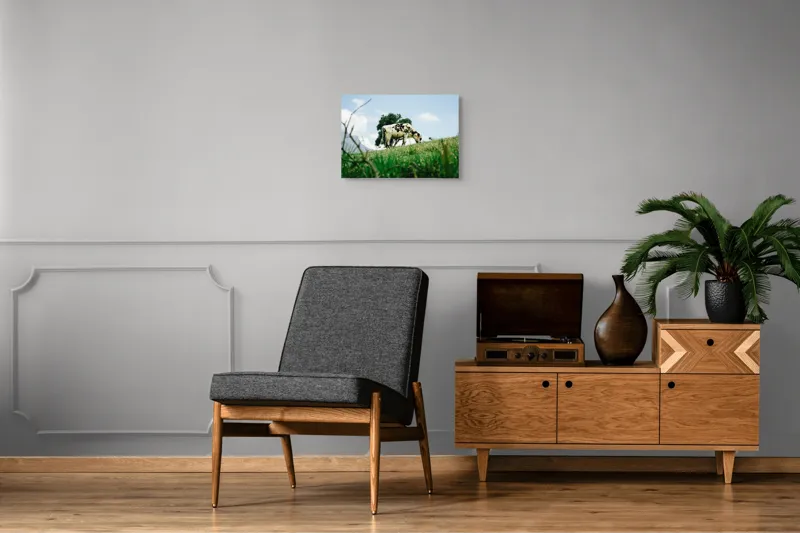 Tablou Canvas, "Vacă pășunând pe dealul verde", Nori, Vaci, Iarbă, Copac, Cer, Peisaj, Natură, Tranquilitate, 54 x 39 cm – poza 7