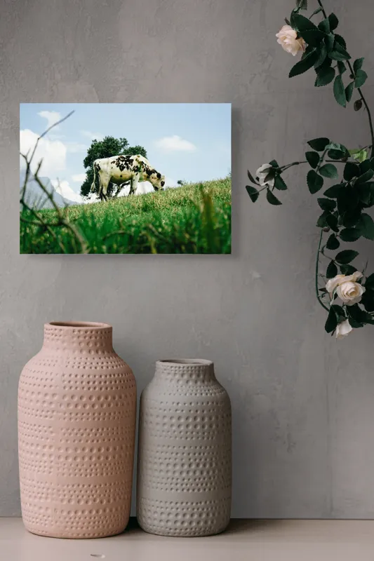 Tablou Canvas, "Vacă pășunând pe dealul verde", Nori, Vaci, Iarbă, Copac, Cer, Peisaj, Natură, Tranquilitate, 54 x 39 cm – poza 8
