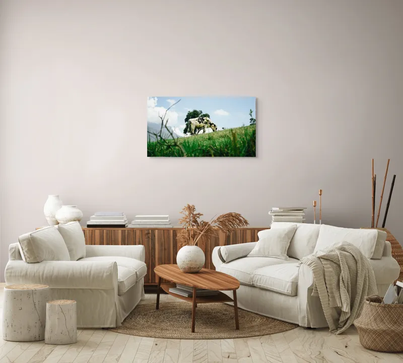 Tablou Canvas, "Vacă pășunând pe dealul verde", Nori, Vaci, Iarbă, Copac, Cer, Peisaj, Natură, Tranquilitate, 90 x 50 cm – poza 4