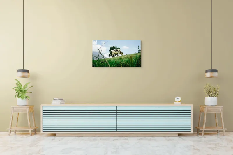 Tablou Canvas, "Vacă pășunând pe dealul verde", Nori, Vaci, Iarbă, Copac, Cer, Peisaj, Natură, Tranquilitate, 90 x 50 cm – poza 5