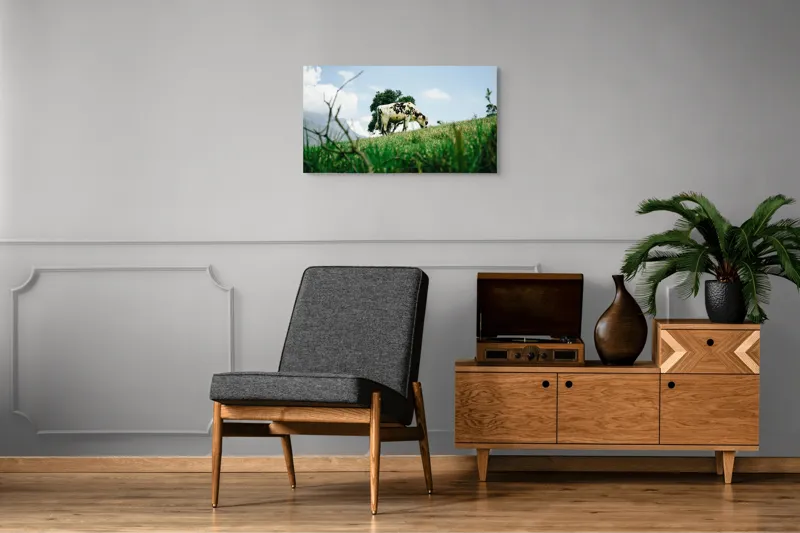 Tablou Canvas, "Vacă pășunând pe dealul verde", Nori, Vaci, Iarbă, Copac, Cer, Peisaj, Natură, Tranquilitate, 90 x 50 cm – poza 6