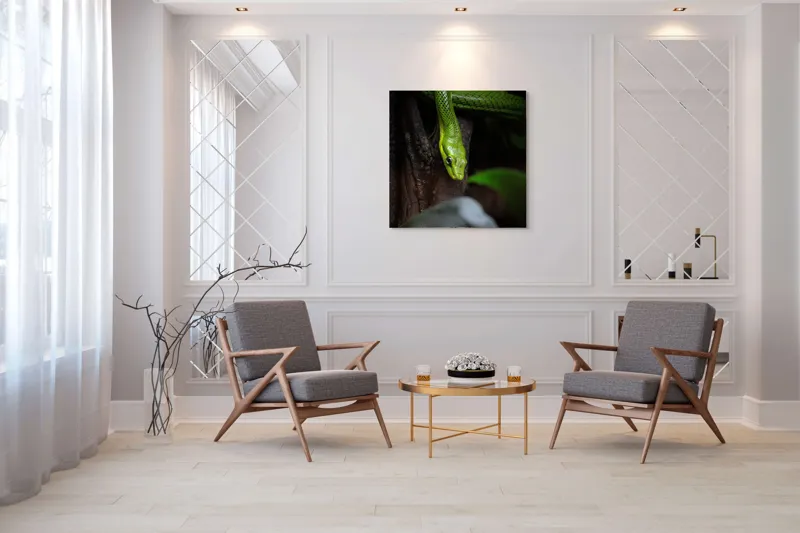 Tablou Canvas, "Șarpele verde în așteptare tăcută", Șarpe, Verde, Privire, Natural, Sinuos, Textură, Frunziș, Misterios, 100 x 100 cm – poza 7