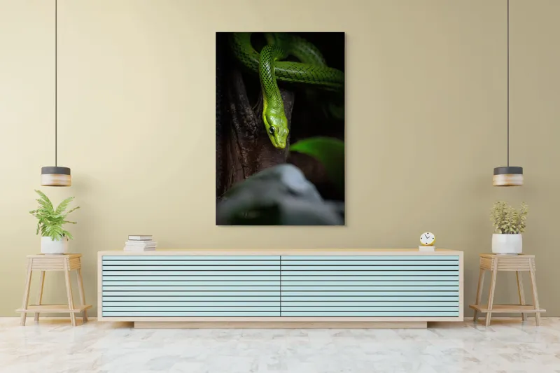 Tablou Canvas, "Șarpele verde în așteptare tăcută", Șarpe, Verde, Privire, Natural, Sinuos, Textură, Frunziș, Misterios, 100 x 150 cm – poza 4