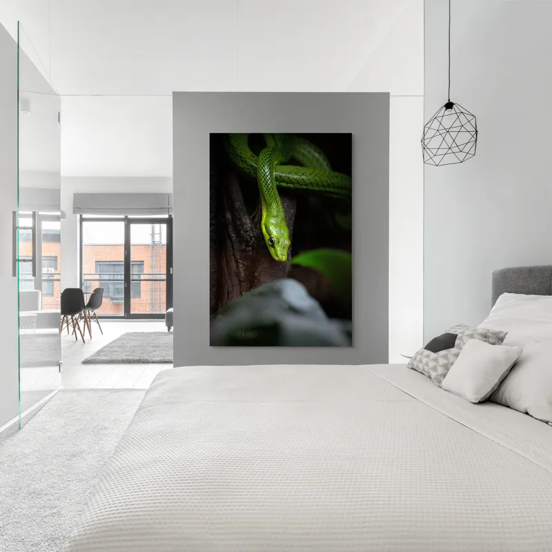 Tablou Canvas, "Șarpele verde în așteptare tăcută", Șarpe, Verde, Privire, Natural, Sinuos, Textură, Frunziș, Misterios, 100 x 150 cm – poza 5