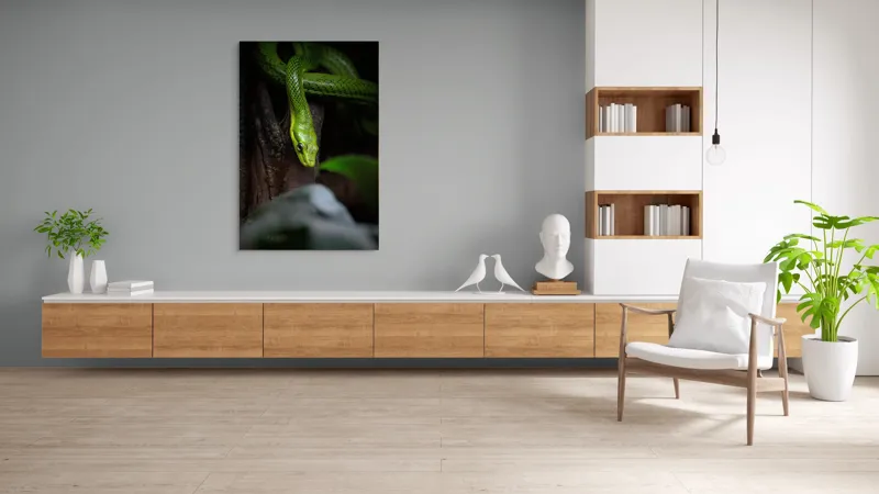 Tablou Canvas, "Șarpele verde în așteptare tăcută", Șarpe, Verde, Privire, Natural, Sinuos, Textură, Frunziș, Misterios, 100 x 150 cm – poza 8