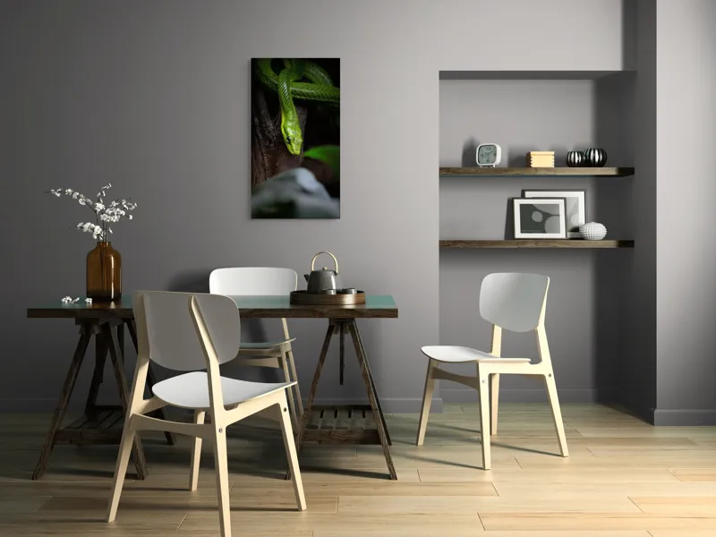Tablou Canvas, "Șarpele verde în așteptare tăcută", Șarpe, Verde, Privire, Natural, Sinuos, Textură, Frunziș, Misterios, 50 x 90 cm – poza 4
