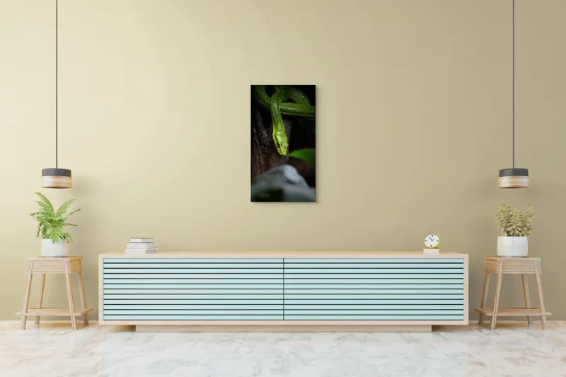 Tablou Canvas, "Șarpele verde în așteptare tăcută", Șarpe, Verde, Privire, Natural, Sinuos, Textură, Frunziș, Misterios, 50 x 90 cm – poza 6