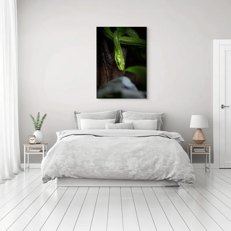 Tablou Canvas, "Șarpele verde în așteptare tăcută", Șarpe, Verde, Privire, Natural, Sinuos, Textură, Frunziș, Misterios, 70 x 100 cm – poza 3