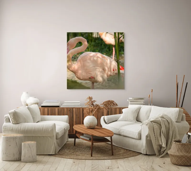 Tablou Canvas, "Flamingo visând între bambuși verzi", Roz, Flamingo, Apă, Bambus, Natură, Peisaj, Grație, Plante, Răgaz, Serenitate, 100 x 100 cm – poza 3