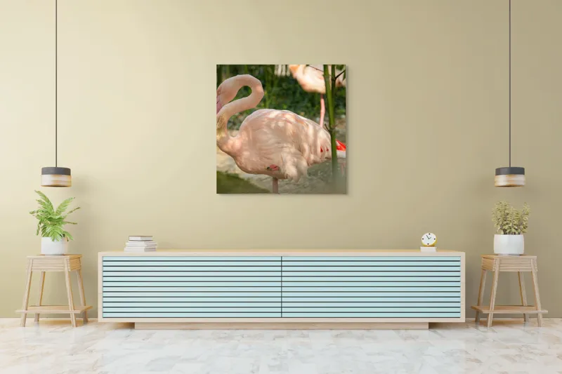 Tablou Canvas, "Flamingo visând între bambuși verzi", Roz, Flamingo, Apă, Bambus, Natură, Peisaj, Grație, Plante, Răgaz, Serenitate, 100 x 100 cm – poza 5