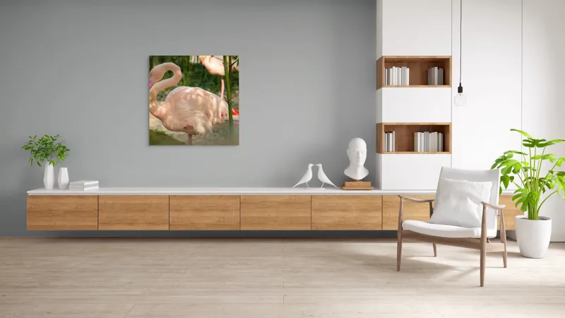 Tablou Canvas, "Flamingo visând între bambuși verzi", Roz, Flamingo, Apă, Bambus, Natură, Peisaj, Grație, Plante, Răgaz, Serenitate, 100 x 100 cm – poza 8