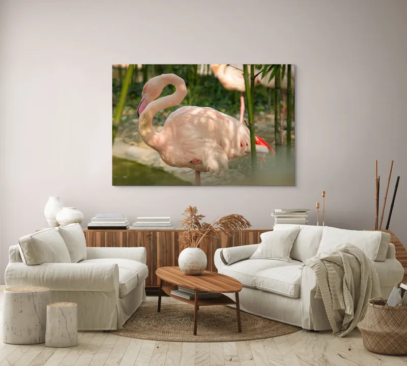 Tablou Canvas, "Flamingo visând între bambuși verzi", Roz, Flamingo, Apă, Bambus, Natură, Peisaj, Grație, Plante, Răgaz, Serenitate, 150 x 100 cm – poza 3