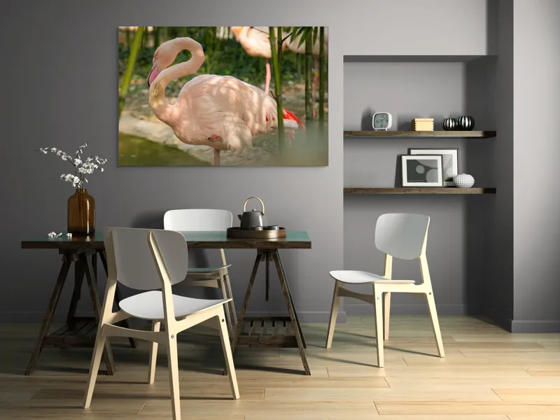 Tablou Canvas, "Flamingo visând între bambuși verzi", Roz, Flamingo, Apă, Bambus, Natură, Peisaj, Grație, Plante, Răgaz, Serenitate, 150 x 100 cm – poza 5