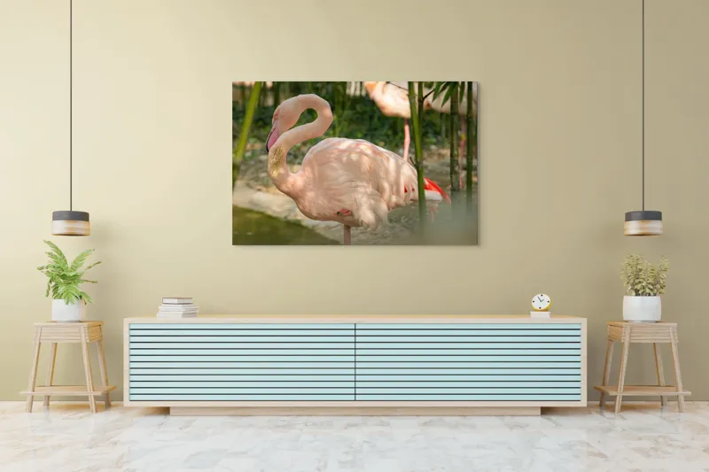 Tablou Canvas, "Flamingo visând între bambuși verzi", Roz, Flamingo, Apă, Bambus, Natură, Peisaj, Grație, Plante, Răgaz, Serenitate, 150 x 100 cm – poza 6
