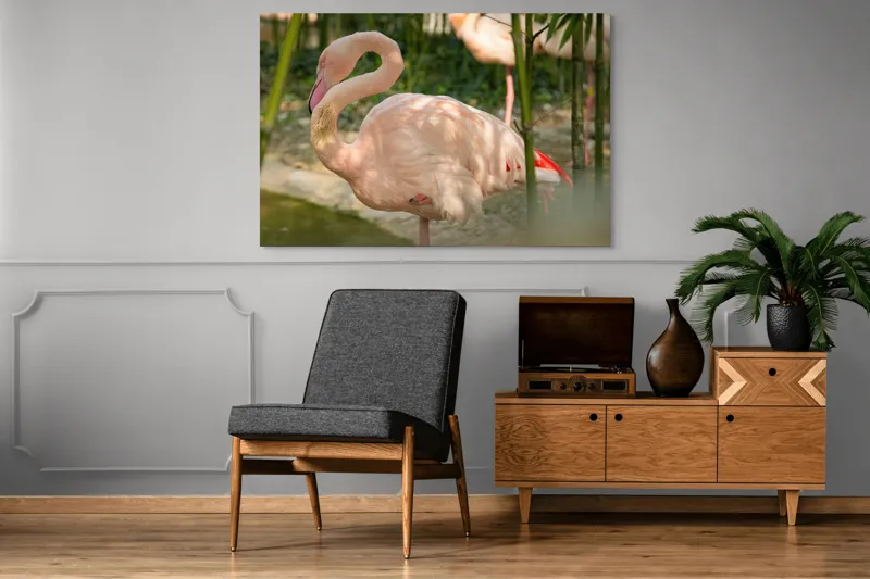 Tablou Canvas, "Flamingo visând între bambuși verzi", Roz, Flamingo, Apă, Bambus, Natură, Peisaj, Grație, Plante, Răgaz, Serenitate, 150 x 100 cm – poza 8