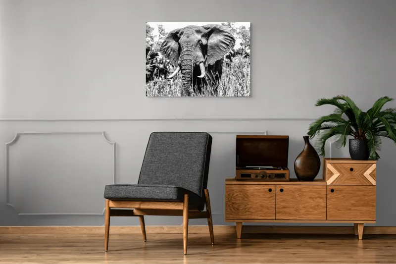 Tablou Canvas, "Umbra colosului din savană africană", Elefant, Impunător, Monumental, Sălbatic, Majestic, Natură, Perceptibil, Grandoare, 100 x 70 cm – poza 8