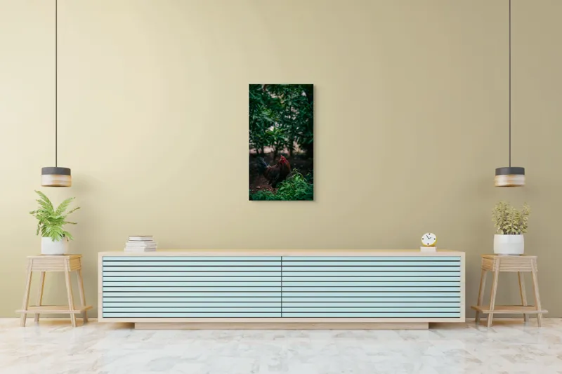Tablou Canvas, "Cocoșul sub umbra desișului verde", Cocoș, Pădure, Verdeață, Penaj, Natural, Lumină, Vegetație, 50 x 90 cm – poza 6