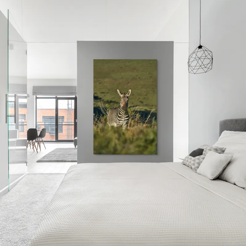 Tablou Canvas, "Zebra în peisajul savanei africane", Zebră, Iarbă, Pădure, Natură, Privire, Linie, Africa, Culoare, Pasiune, Liniște, 100 x 150 cm – poza 5