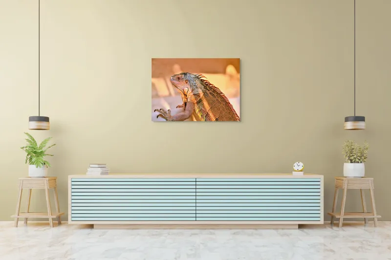 Tablou Canvas, "Solemnitatea iguanei la apusul soarelui", Iguana, Sol, Umbre, Texturi, Culori, Solzi, Privire, 100 x 70 cm – poza 4