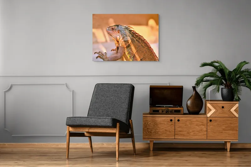 Tablou Canvas, "Solemnitatea iguanei la apusul soarelui", Iguana, Sol, Umbre, Texturi, Culori, Solzi, Privire, 100 x 70 cm – poza 8