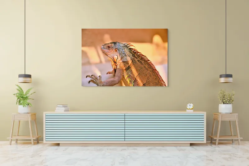 Tablou Canvas, "Solemnitatea iguanei la apusul soarelui", Iguana, Sol, Umbre, Texturi, Culori, Solzi, Privire, 150 x 100 cm – poza 6