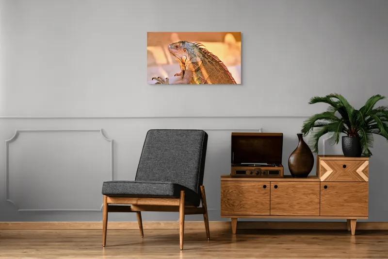 Tablou Canvas, "Solemnitatea iguanei la apusul soarelui", Iguana, Sol, Umbre, Texturi, Culori, Solzi, Privire, 90 x 50 cm – poza 6