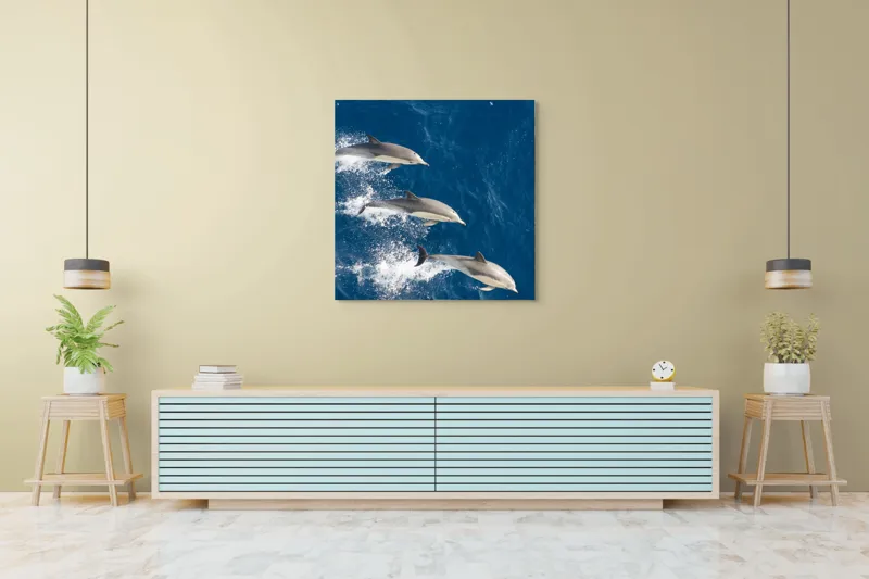 Tablou Canvas, "Dansul grațios al delfinilor în valuri", Delfini, Ocean, Sărituri, Apă, Albastru, Energie, Libertate, Natură, Dinamică, Lumină, 100 x 100 cm – poza 5