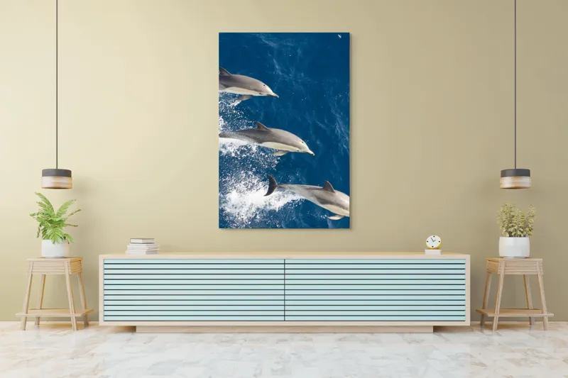 Tablou Canvas, "Dansul grațios al delfinilor în valuri", Delfini, Ocean, Sărituri, Apă, Albastru, Energie, Libertate, Natură, Dinamică, Lumină, 100 x 150 cm – poza 4