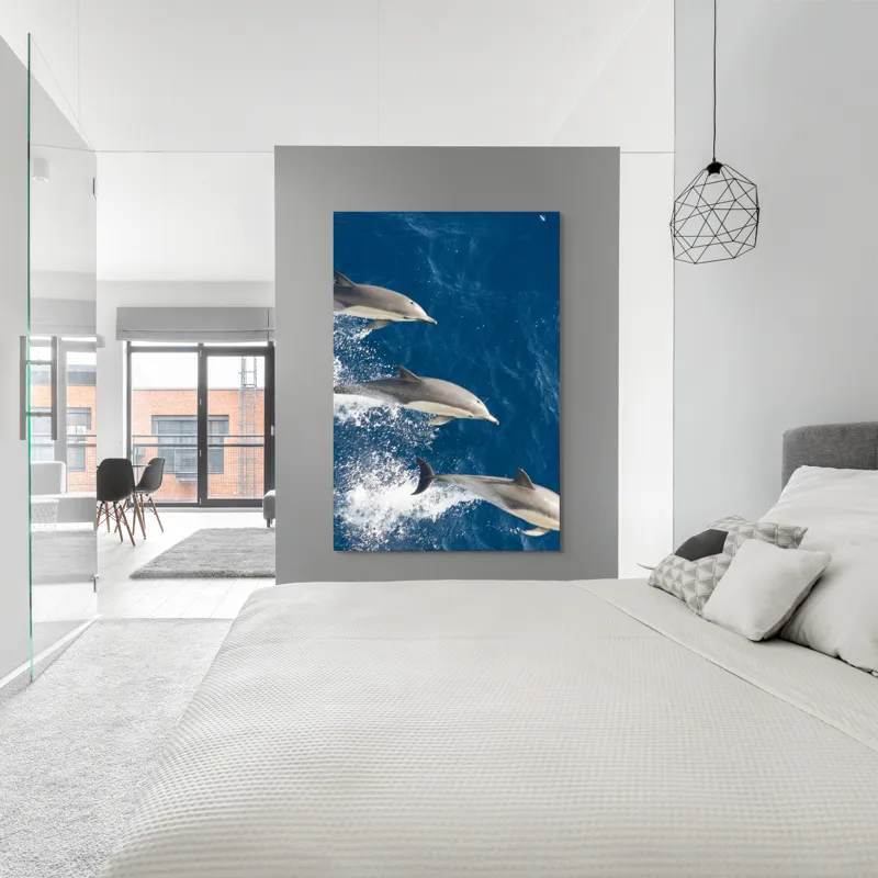 Tablou Canvas, "Dansul grațios al delfinilor în valuri", Delfini, Ocean, Sărituri, Apă, Albastru, Energie, Libertate, Natură, Dinamică, Lumină, 100 x 150 cm – poza 5
