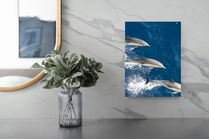 Tablou Canvas, "Dansul grațios al delfinilor în valuri", Delfini, Ocean, Sărituri, Apă, Albastru, Energie, Libertate, Natură, Dinamică, Lumină, 26 x 39 cm – poza 4