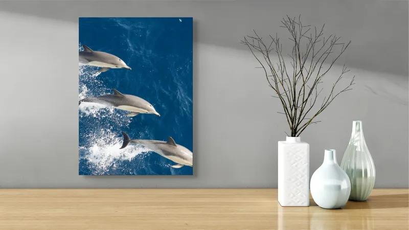 Tablou Canvas, "Dansul grațios al delfinilor în valuri", Delfini, Ocean, Sărituri, Apă, Albastru, Energie, Libertate, Natură, Dinamică, Lumină, 39 x 54 cm – poza 4