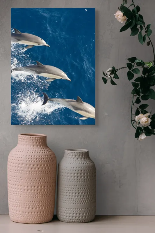 Tablou Canvas, "Dansul grațios al delfinilor în valuri", Delfini, Ocean, Sărituri, Apă, Albastru, Energie, Libertate, Natură, Dinamică, Lumină, 39 x 54 cm – poza 6
