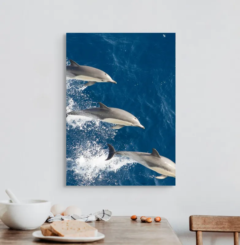 Tablou Canvas, "Dansul grațios al delfinilor în valuri", Delfini, Ocean, Sărituri, Apă, Albastru, Energie, Libertate, Natură, Dinamică, Lumină, 50 x 70 cm – poza 3