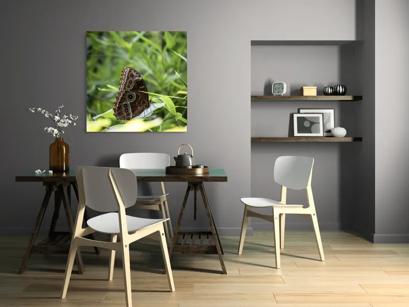 Tablou Canvas, "Fluture în reflexii de lumină verde", Fluture, Aripi, Natură, Verde, Frunze, Detaliu, Fragilitate, Eleganță, Lumină, 100 x 100 cm – poza 6